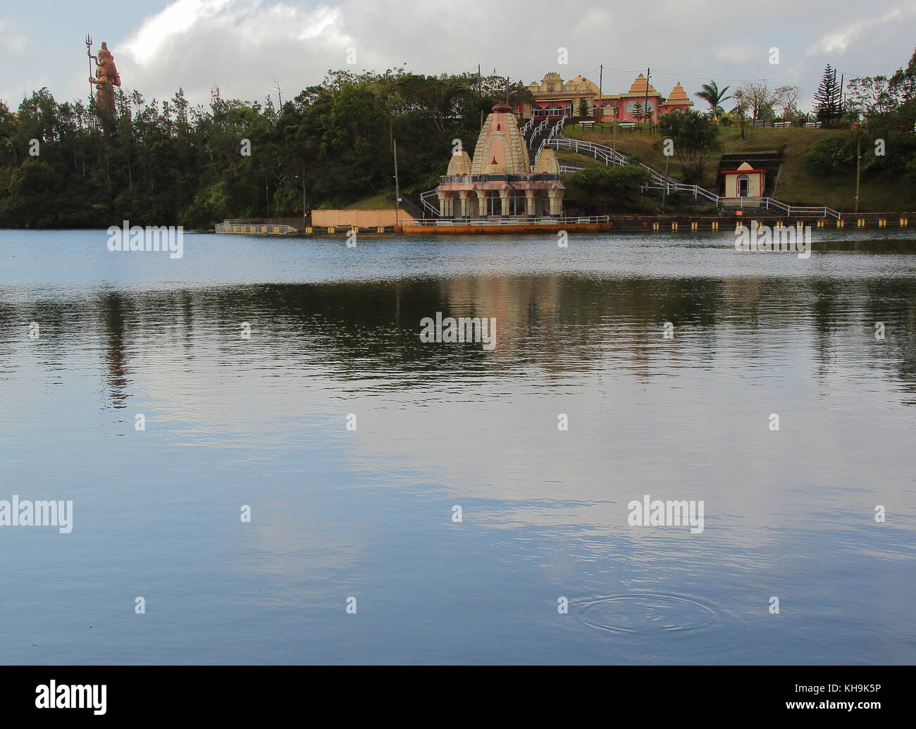 Grand Bassin, Mauritius, statue della divinità indù intorno al Lago Sacro sono una delle principali attrazioni turistiche dell'isola dell'Oceano Indiano Foto Stock