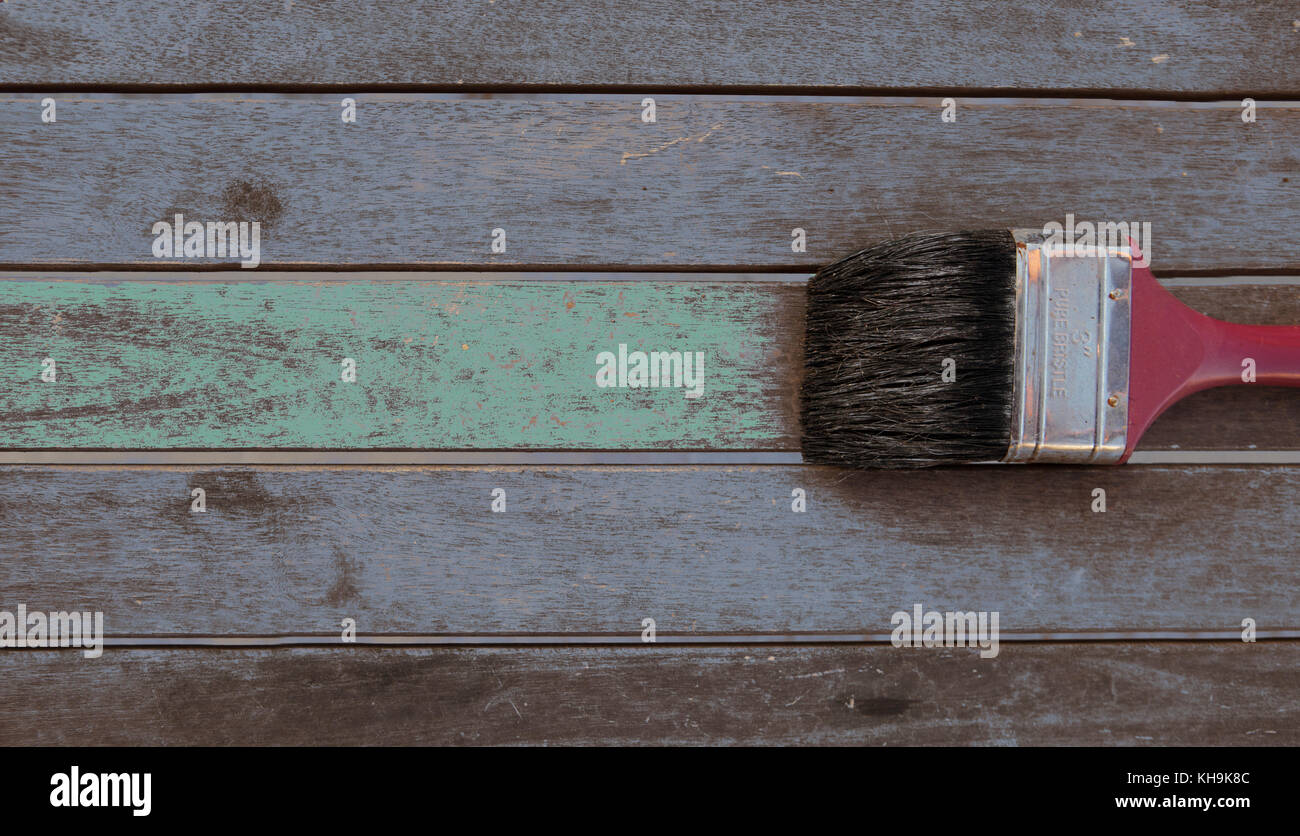 Spazzola di vernice su sfondo di legno Foto Stock