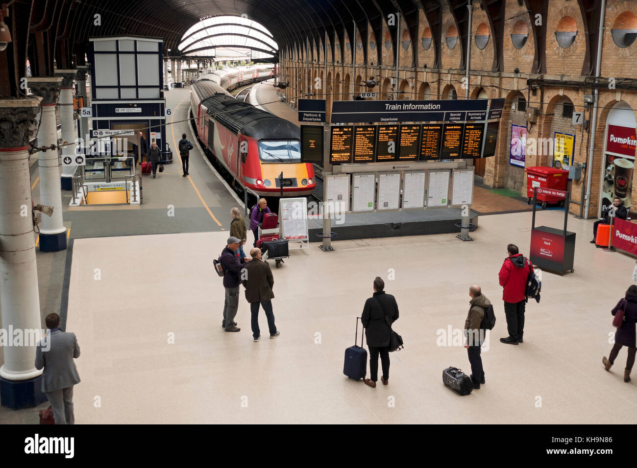 Virgin Trains treno ad alta velocità passeggeri in attesa alla stazione piattaforma York North Yorkshire Inghilterra Regno Unito GB Gran Bretagna Foto Stock