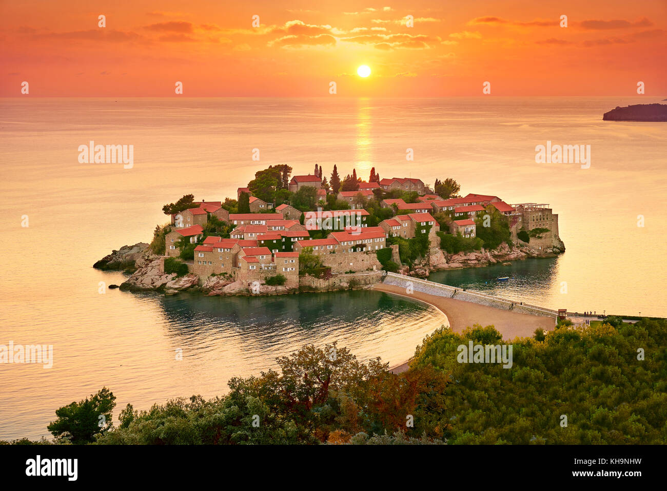 Tramonto a Sveti Stefan isola nei pressi di Budva, Montenegro Foto Stock