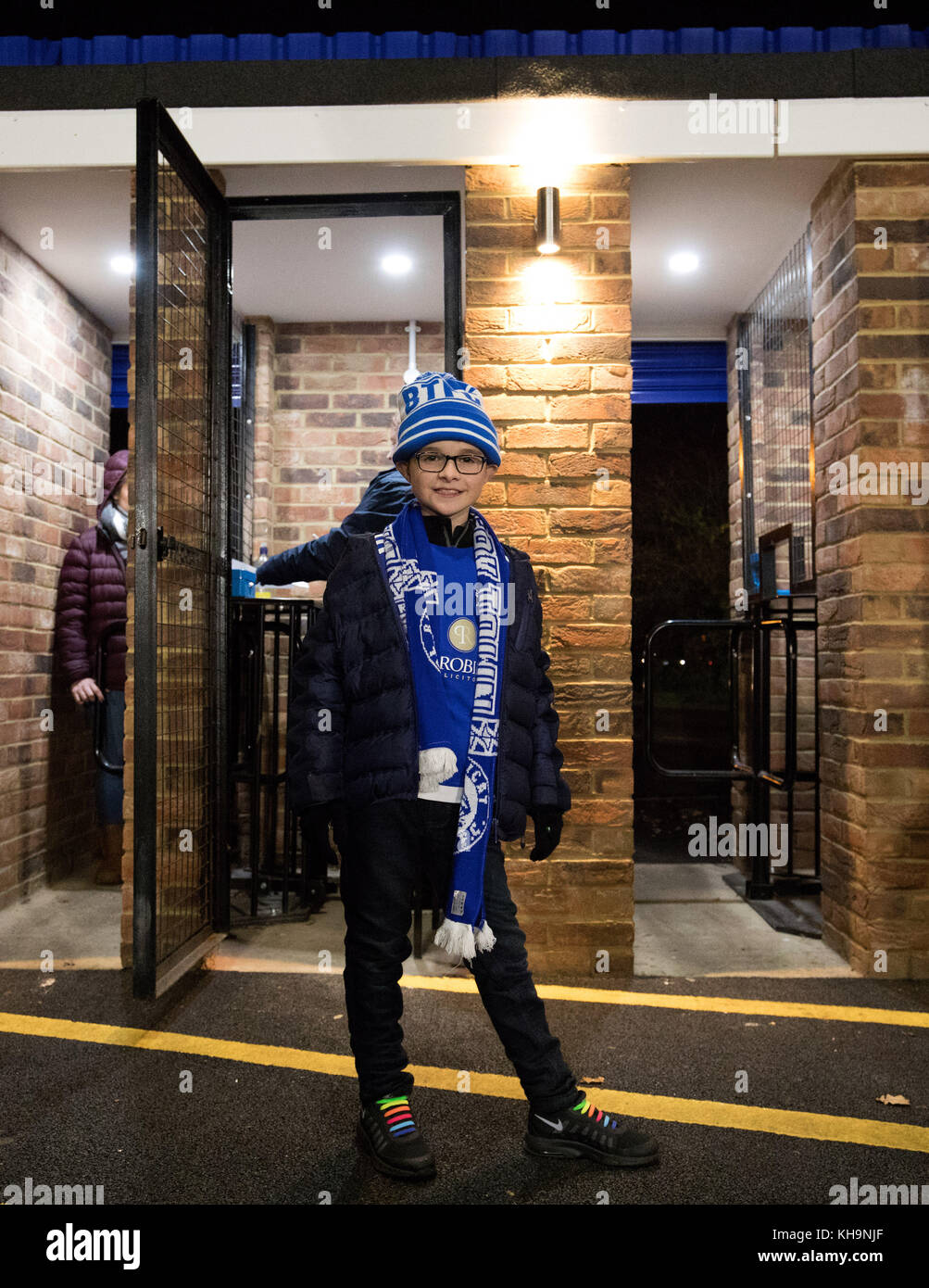 Un tifoso di Billericay Town che arriva prima della fa Cup, 1° turno alla AGP Arena, Billericay. PREMERE ASSOCIAZIONE foto. Data immagine: Giovedì 16 novembre 2017. Guarda la storia di calcio della PA Billericay. Il credito fotografico dovrebbe essere: Steven Paston/PA Wire. Foto Stock