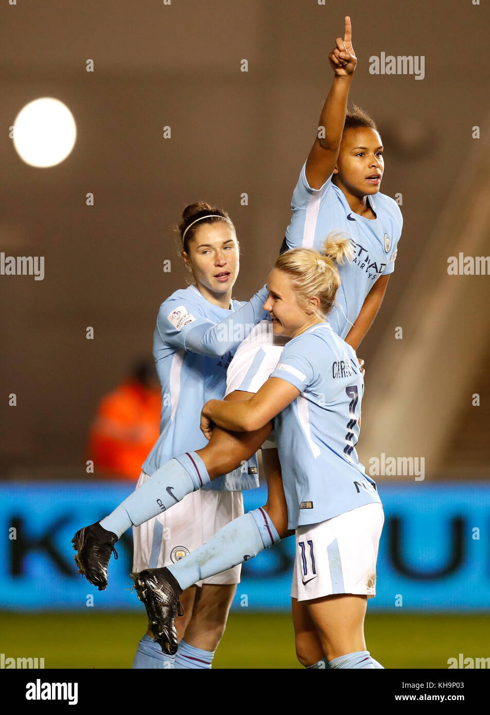 Nikita Parris (a destra) di Manchester City festeggia il secondo gol della partita durante la partita della UEFA Women's Champions League al City Football Academy Stadium di Manchester. Foto Stock