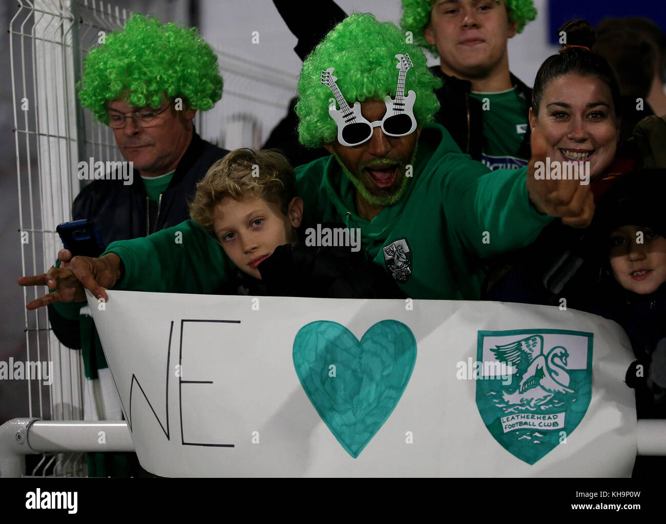 Fan di Leatherhead prima della fa Cup, 1° Round Replay alla AGP Arena, Billericay. Foto Stock