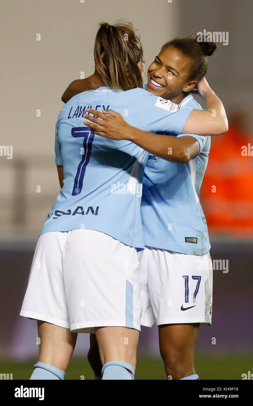 Nikita Parris (a destra) di Manchester City festeggia il secondo gol della partita durante la partita della UEFA Women's Champions League al City Football Academy Stadium di Manchester. Foto Stock