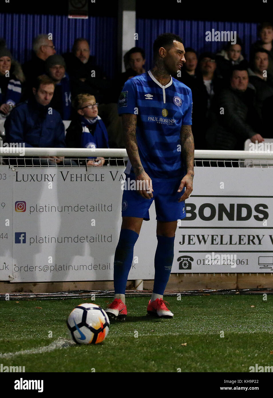 Billericay Town Jermaine Pennant durante un calcio d'angolo durante la fa Cup, 1° turno di gioco all'AGP Arena, Billericay. Foto Stock
