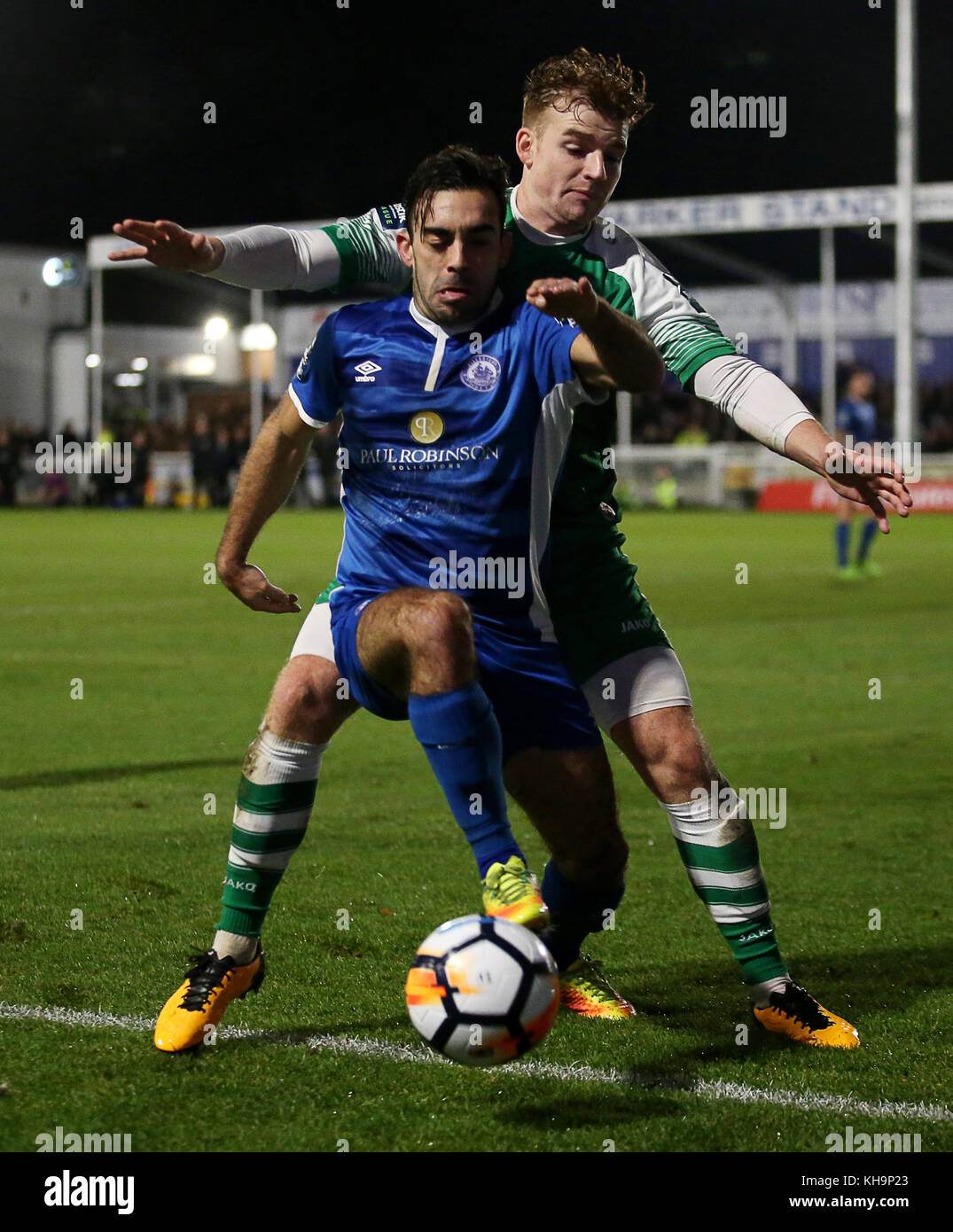 Billericay Town Sam Deering e Sam Blackman di Leatherhead in azione durante la fa Cup, 1° turno di gioco presso l'AGP Arena di Billericay. Foto Stock