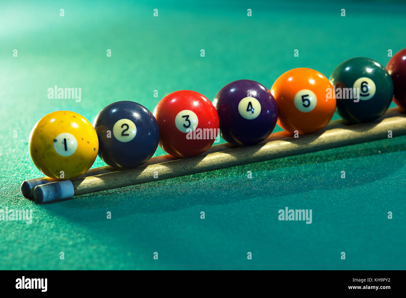 La foto in orizzontale di un tavolo da biliardo con le palle da biliardo disposte in sequenza Foto Stock