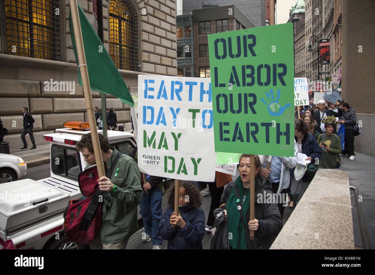 Gli attivisti ambientali rally su terra giorno a Zuccotti Park, poi da marzo a Wall Street per la chiamata di sistema non modifica il cambiamento climatico. Il occupare movimento è ancora intorno a NYC sembra. Foto Stock