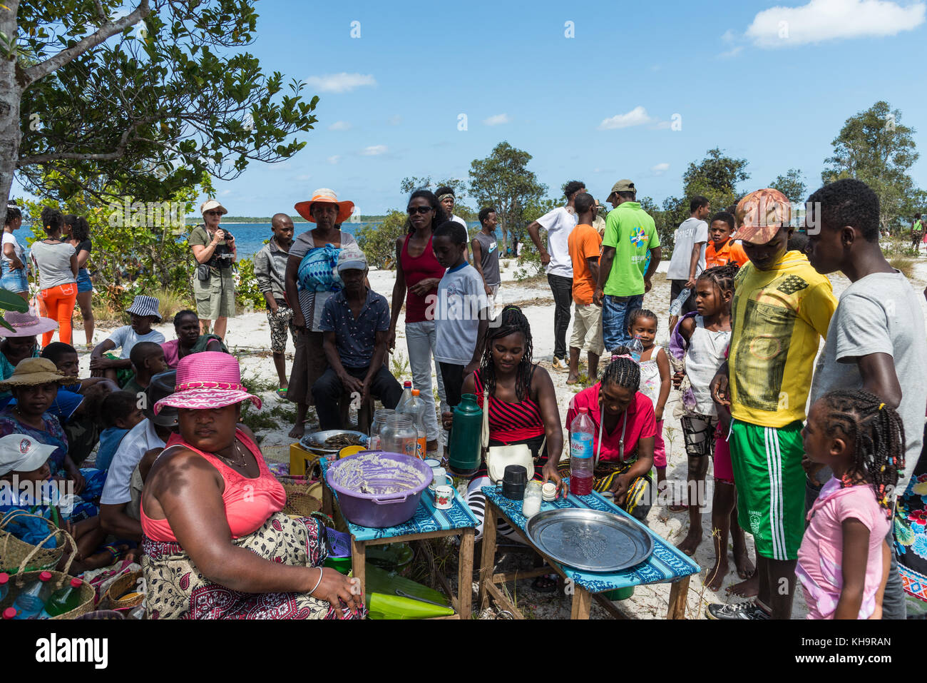 Le persone si radunano intorno a un cibo stallo a un sacrificio di zebù cerimonia, lago ampitabe, toamasina, Madagascar, Africa Foto Stock