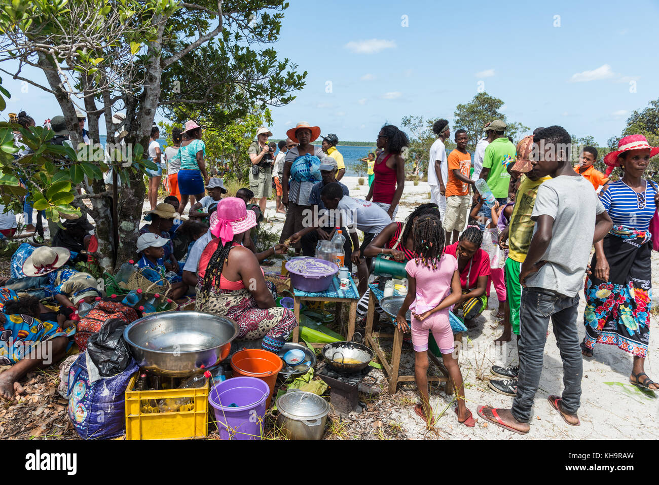 Le persone si radunano intorno a un cibo stallo a un sacrificio di zebù cerimonia, lago ampitabe, toamasina, Madagascar, Africa Foto Stock