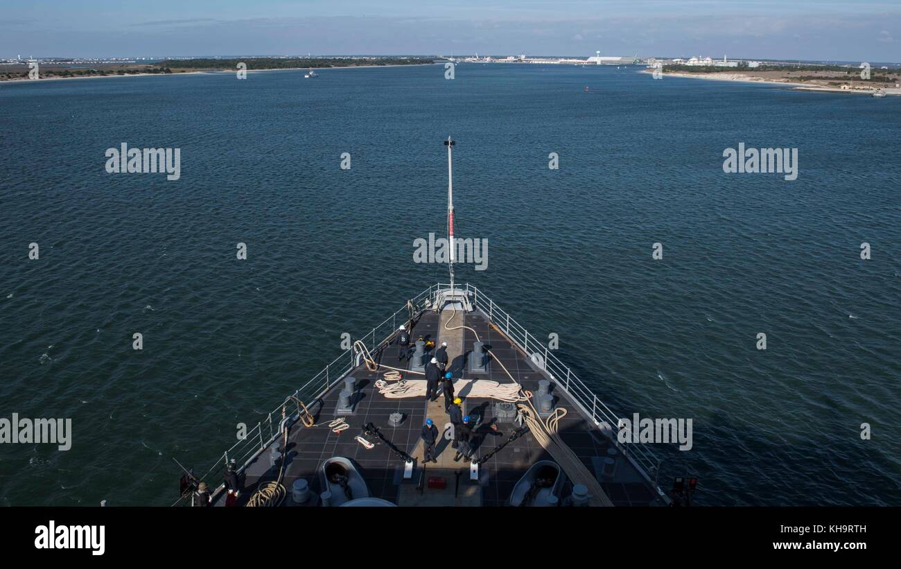 Il dock landing ship USS Oak Hill (LSD 51) si prepara a tirare in porta per onload di Marines e e Foto Stock