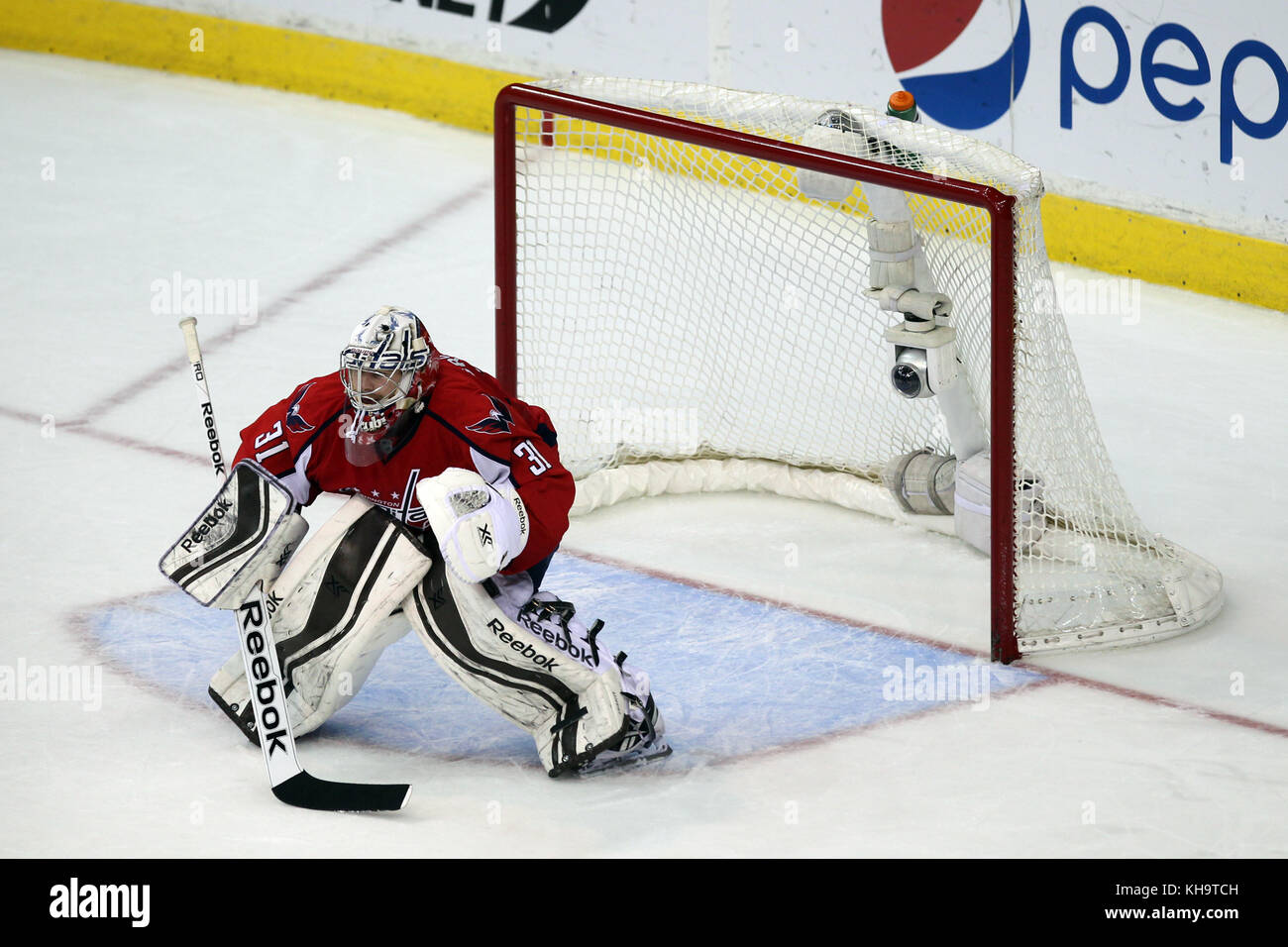 Washington DC, 23 DICEMBRE: Philipp Grupauer nella foto durante una normale stagione NHL gioco tra gli Anaheim Ducks e Washington Capitals al Verizon Center di Washington, DC il 23 dicembre 2013. Credito: mpi34/MediaPunch Inc. Foto Stock