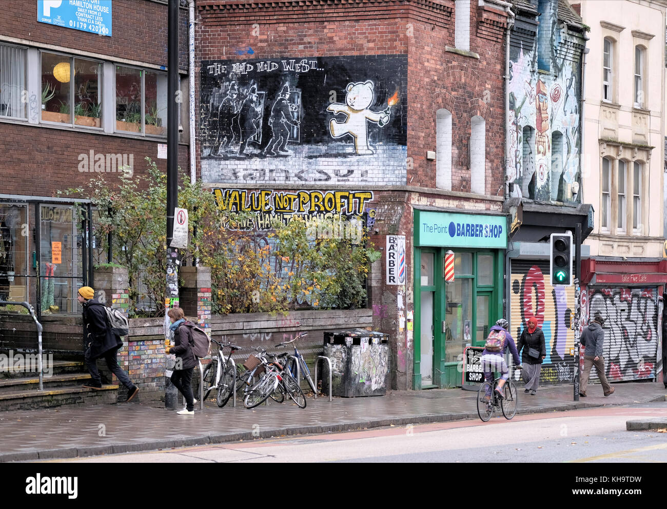 Un'opera d'arte Banksy intitolata il mite West stenciled sul lato di un edificio a Stokes Croft, Bristol Foto Stock