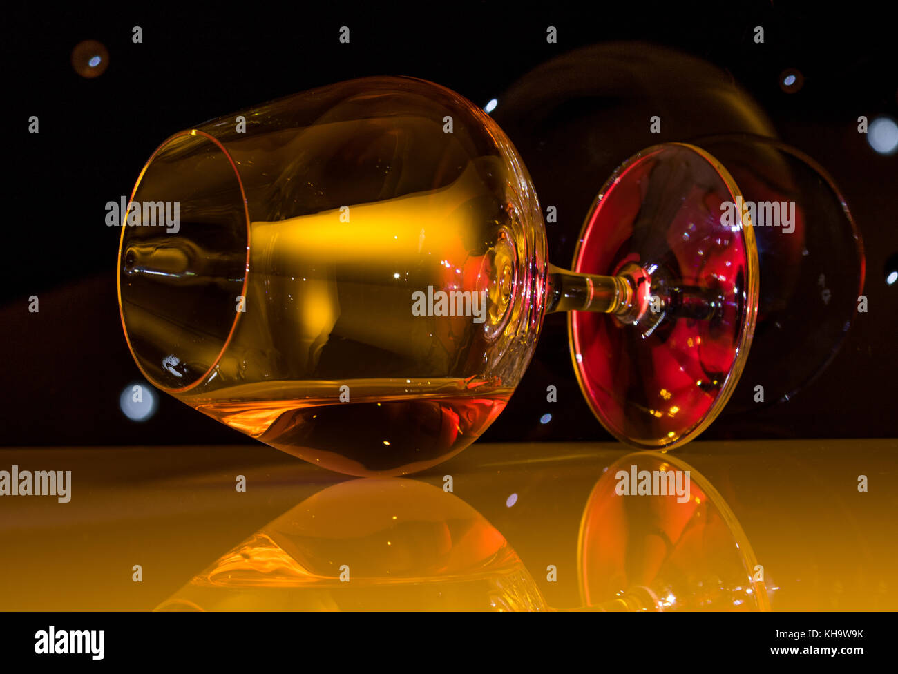 Il brandy di vetro con brandy presentato sul suo lato. Foto Stock
