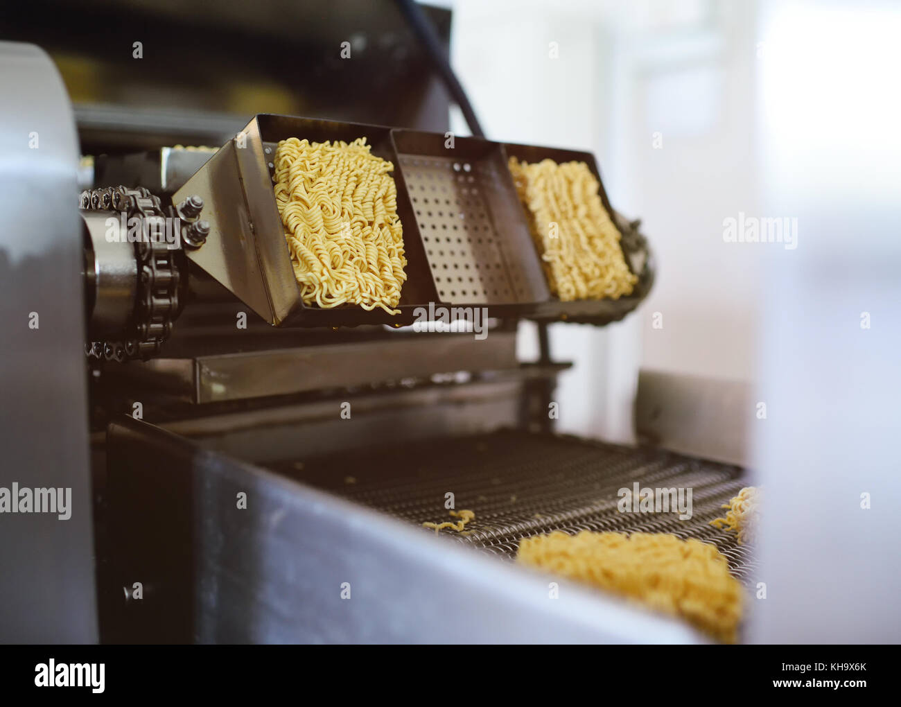 Produzione di spaghetti istantanei Foto Stock