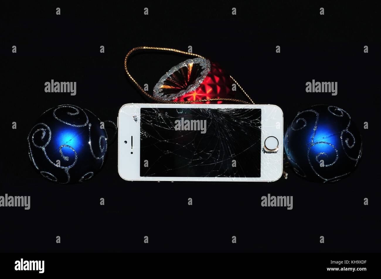 Creative impostare di rotture e danni di telefono con decorazioni di Natale che rappresenta la lista dei desideri voce per venendo vacanza Foto Stock