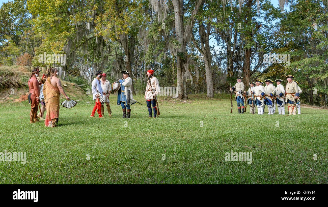 Rievocazione storica del 1700 soldati francesi che arrivano a stabilire fort toulouse, Alabama usa, incontrando le tribù di nativi americani dal torrente nazione. Foto Stock