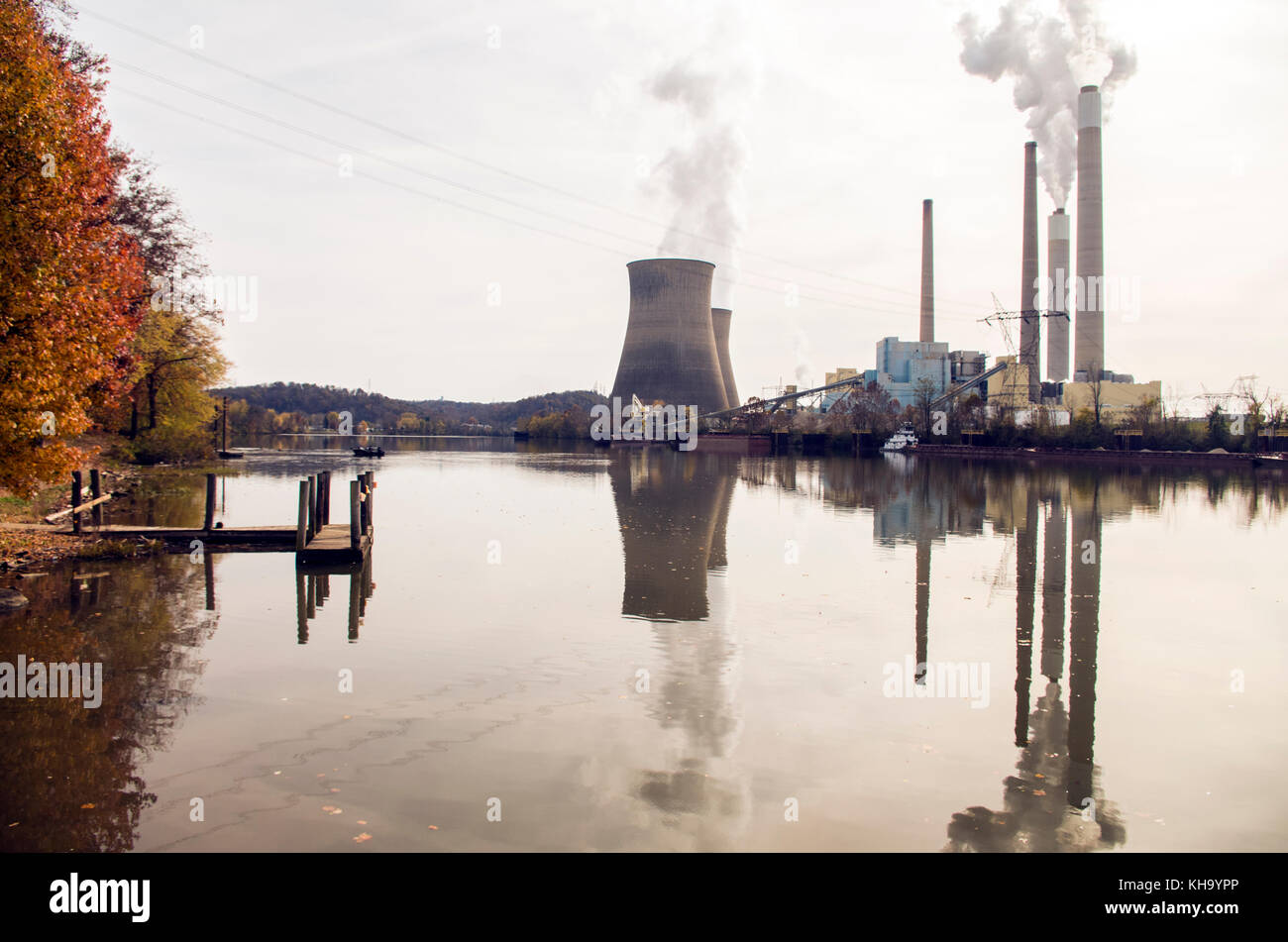 John Amos power plant riflessione sul fiume kanawha wifnield in West Virginia Foto Stock