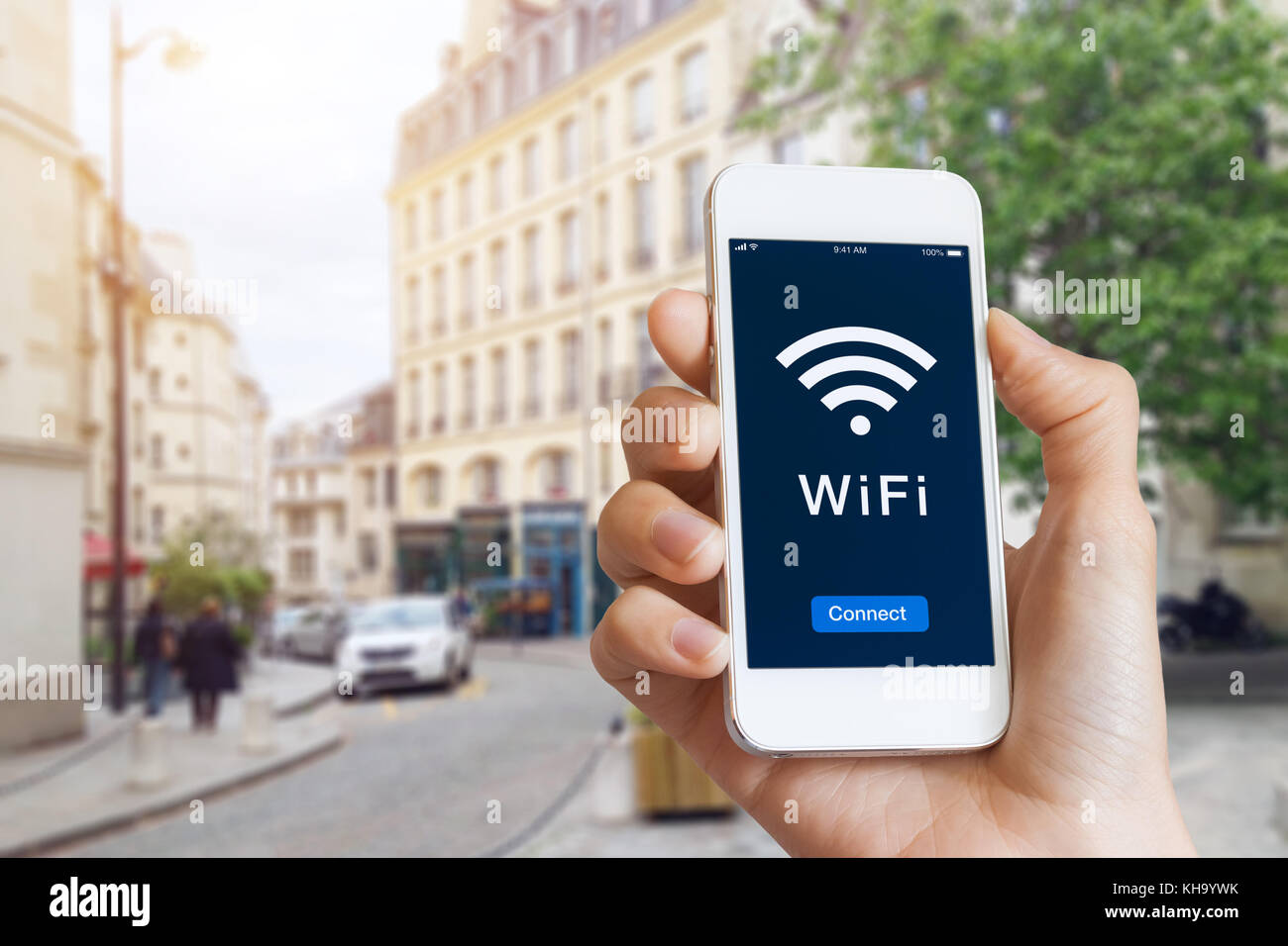La connessione a hotspot wifi pubblici in città strada per accedere a Internet sullo smartphone, il concetto di tecnologia wireless e viaggi, close-up di mano Foto Stock
