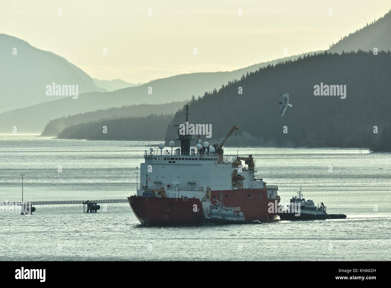 Il Guardacoste Healy e equipaggio a spianare la strada verso l'Alaska Steamship Dock di Juneau, in Alaska, nov. 14, 2017. L'equipaggio della fresa Healy solo c Foto Stock