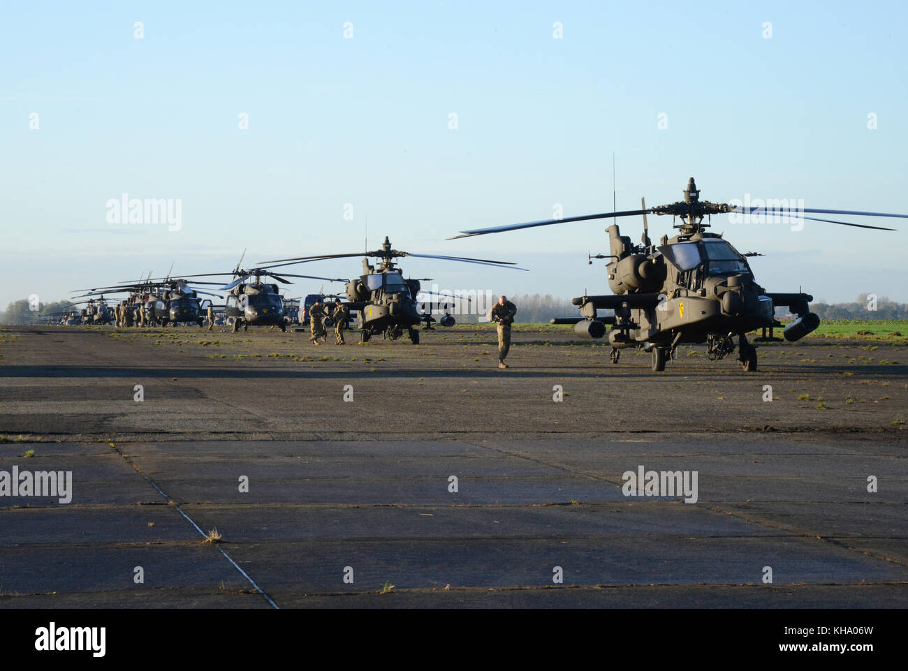 Controlli di preflight su AH-64 Apache e UH-60 Black Hawk elicotteri assegnati al 1° aria brigata di cavalleria, 1a divisione di cavalleria prima di lasciare Wingene un Foto Stock