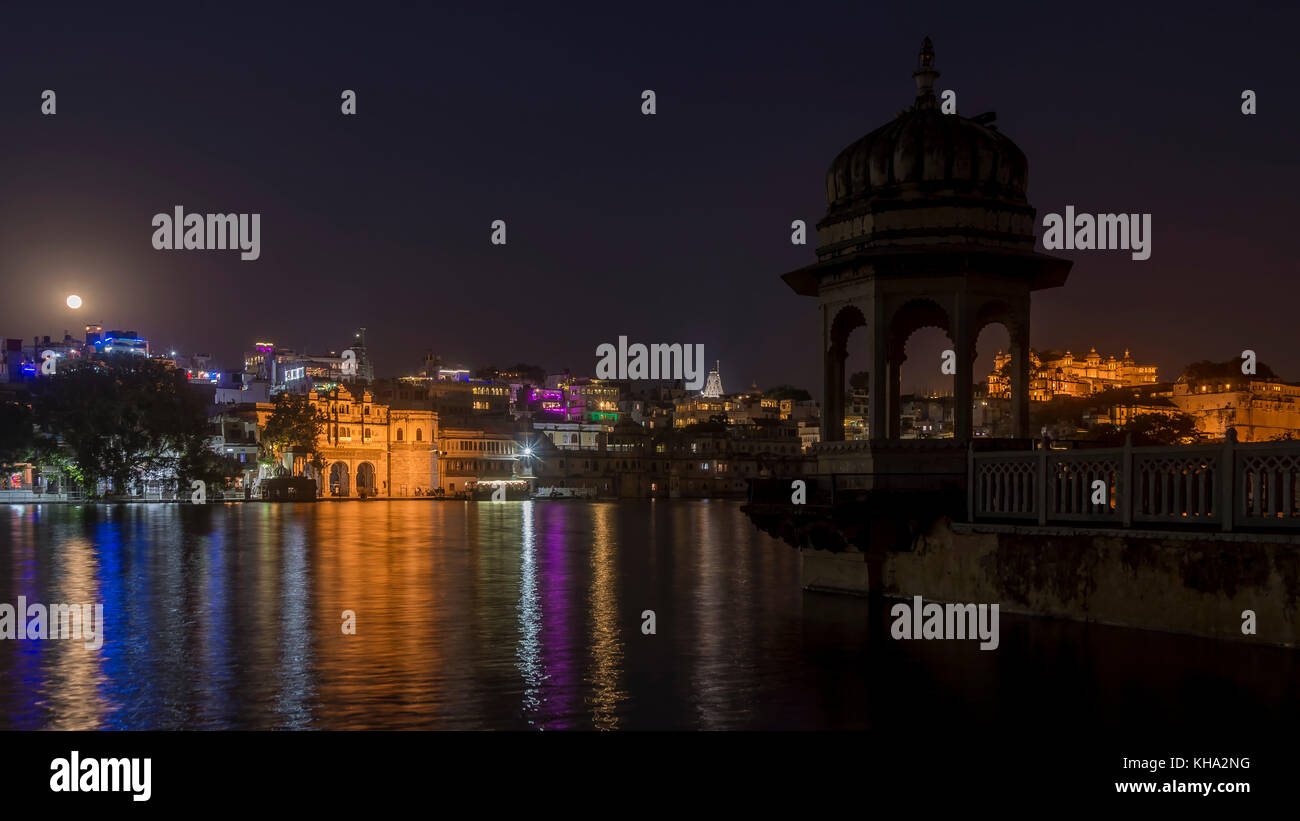 Luna piena al di sopra del centro di Udaipur, Rajasthan, India Foto Stock