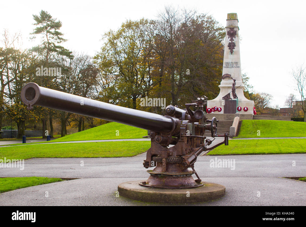 Il cenotafio e un tedesco catturato U Boat cannone in Bangor's Ward Park su un noioso mattina nella contea di Down Irlanda del Nord Foto Stock