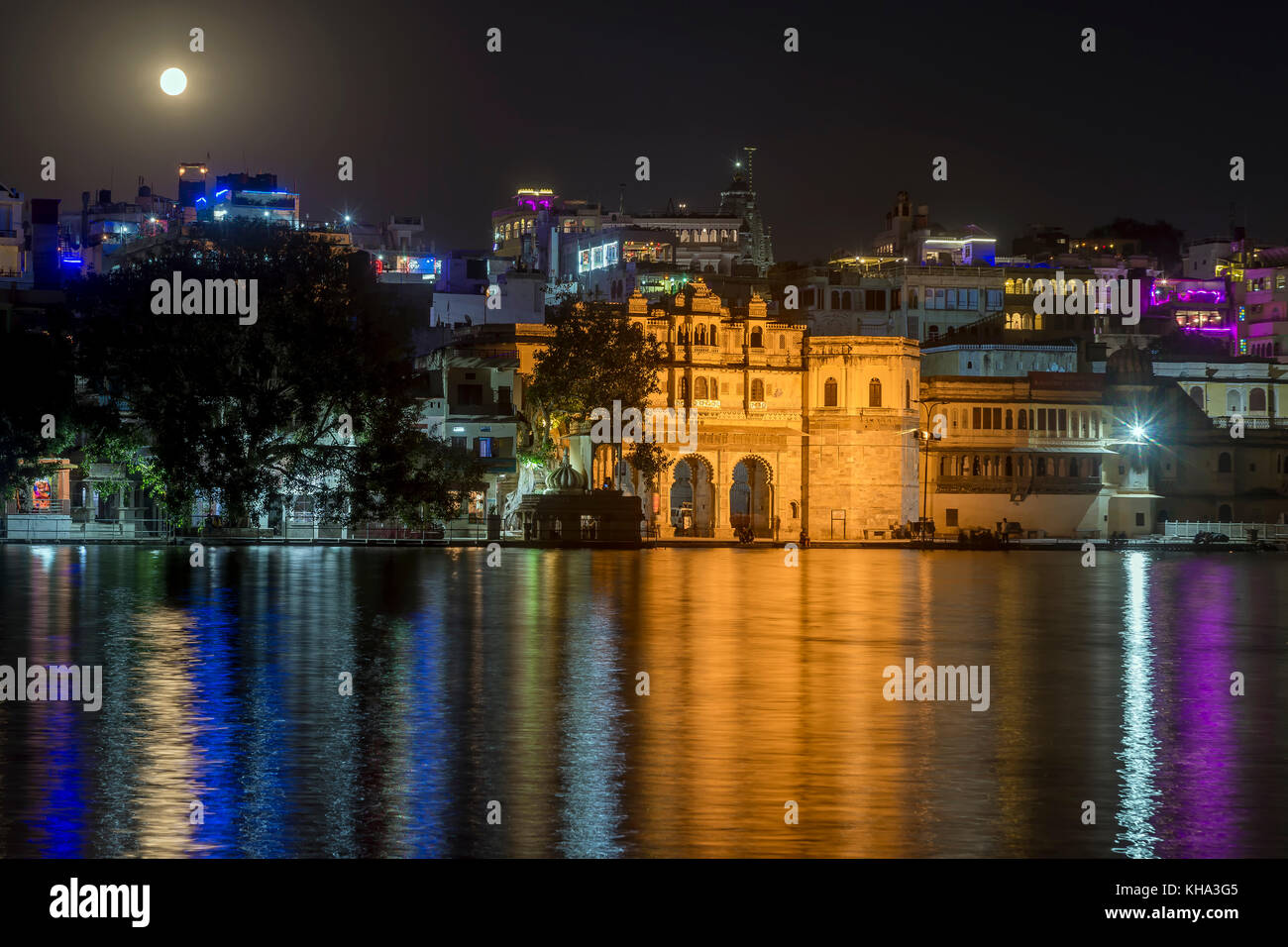 Luna piena sopra la gangaur ghat dal lago Pichola, Udaipur, Rajasthan, India Foto Stock