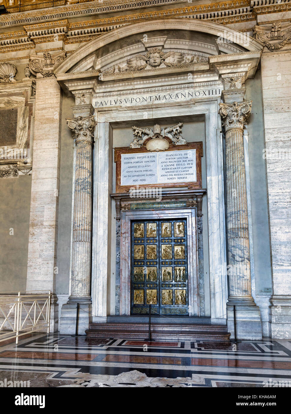 CITTÀ DEL VATICANO, VATICANO - 1 NOVEMBRE: (NOTA PER LA REDAZIONE: La latitudine di esposizione di questa immagine è stata aumentata digitalmente). La basilica di San Pietro è vista dall'interno il 1 novembre 2017 a Città del Vaticano, Vaticano. Migliaia di persone visitano ogni giorno il più grande tempio cristiano del mondo. Foto Stock