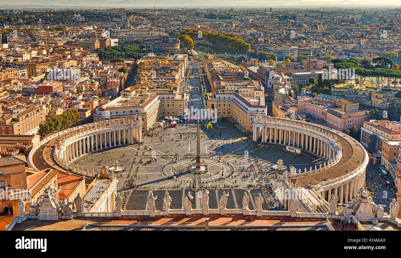 Città del Vaticano - Vaticano - 1 novembre: (nota dell'editore: Questa immagine HDR è stato miscelato digitalmente.) la st. Piazza di San Pietro e Roma sono visti presso la cupola della basilica di San Pietro il 1 novembre 2017 nella città del Vaticano il Vaticano. Foto Stock