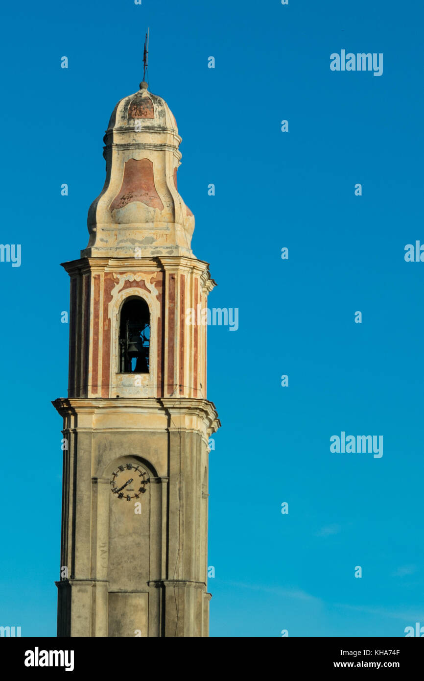 Il campanile della chiesa di san lorenzo al mare Foto Stock