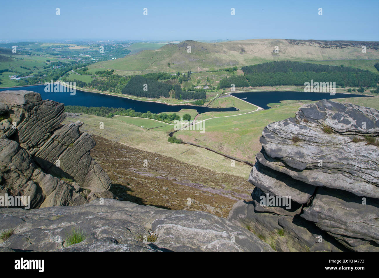 Vista della colomba serbatoio di pietra e Yeoman Hey serbatoio, Peak District, England, Regno Unito Foto Stock