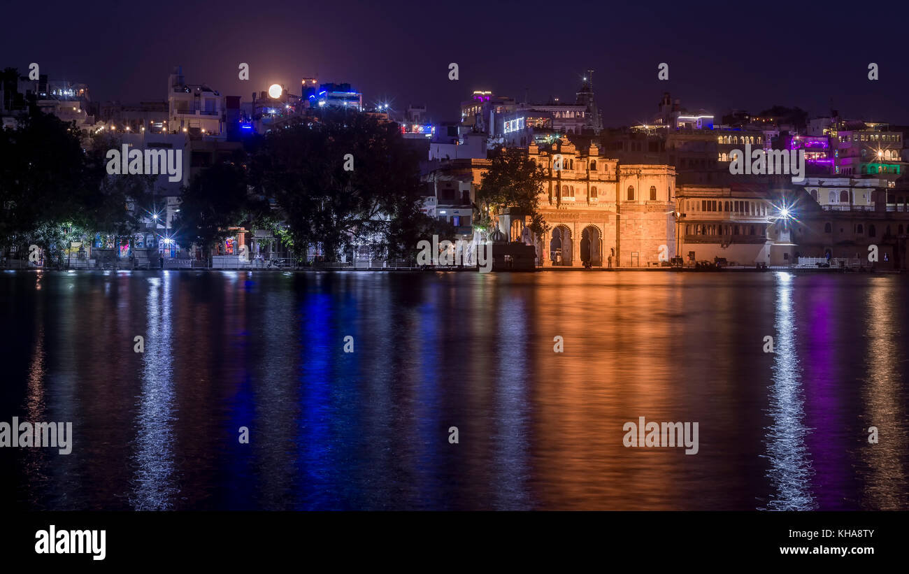 Luna piena sopra la gangaur ghat dal lago Pichola, Udaipur, Rajasthan, India Foto Stock