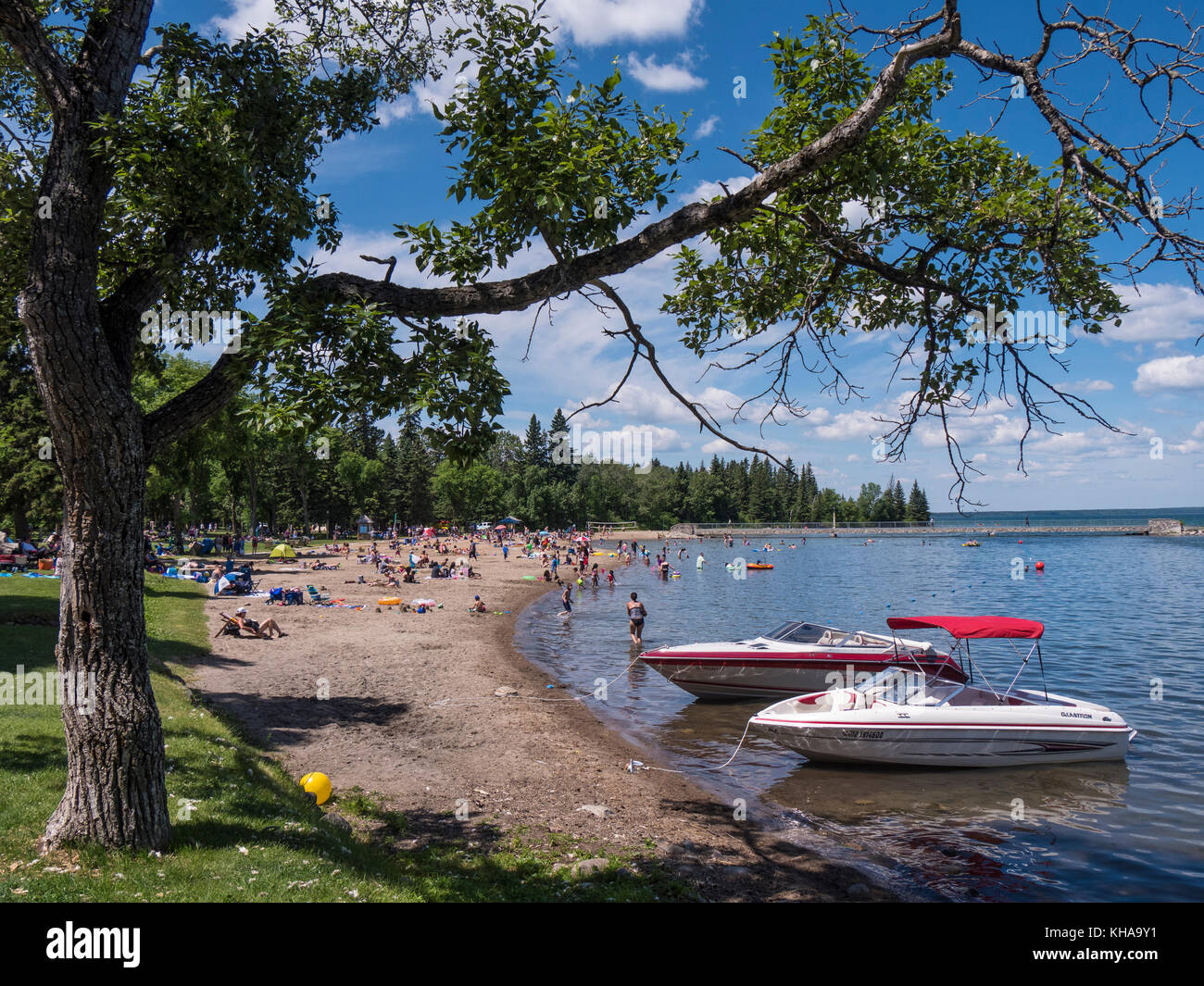 La spiaggia principale e area di ormeggio a Wasagaming, Equitazione Mountain National Park, Manitoba, Canada. Foto Stock