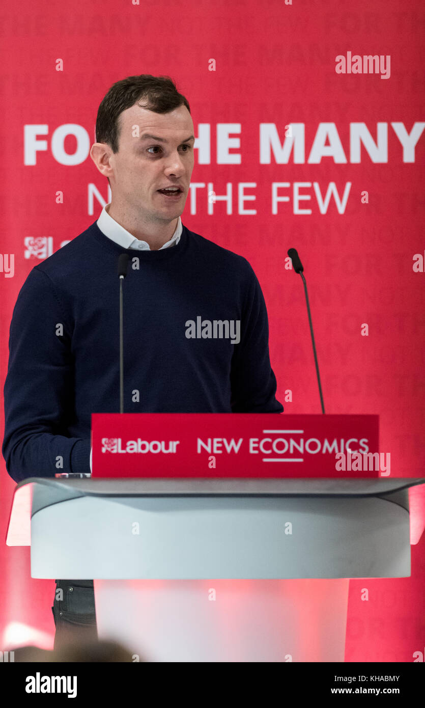 Andrew testa di torri di strategia politica a lavoratori di comunicazione europea in un partito laburista conferenza sulla nuova economia. Foto Stock