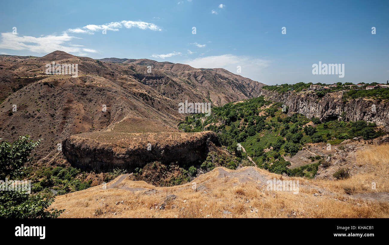 Armenia. La splendida gola del fiume Azat vicino al villaggio e il Tempio di Garni. Foto Stock