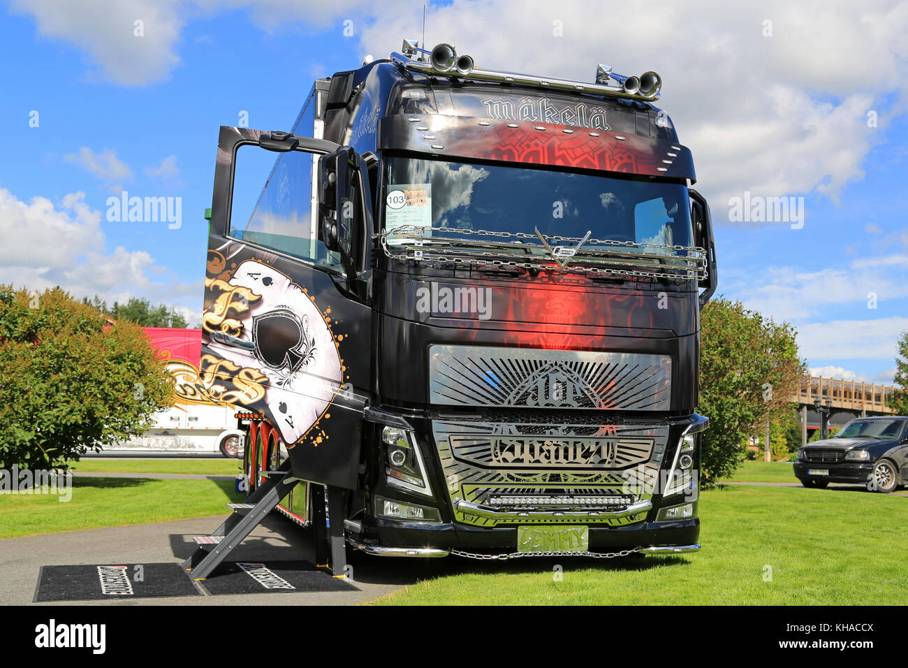 Alaharma, Finlandia - 7 agosto 2015: Volvo fh16 750 asso di picche vince il challenger categoria nella potenza Visualizza carrello 2015. Foto Stock