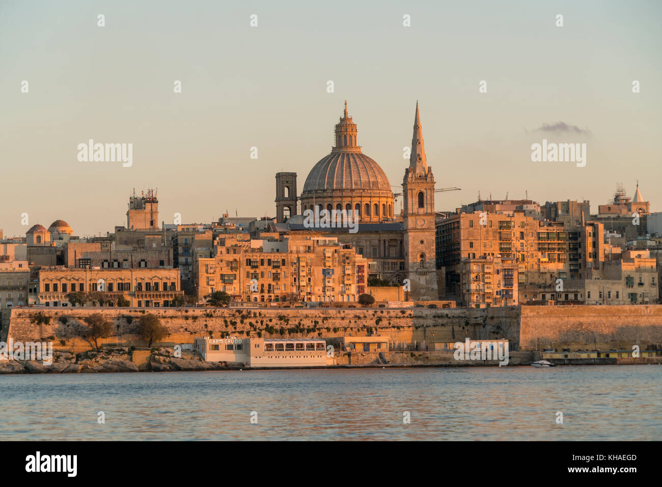 Vista sulla città con la Cattedrale Pro di San Paolo e la Chiesa Carmelitana, luce serale, Valetta, Malta Foto Stock