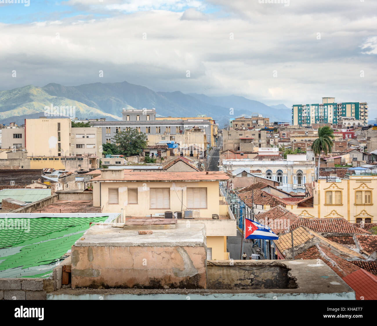 Bandiera cubana sventolando in Santiago de Cuba con la città e con le montagne sullo sfondo Foto Stock