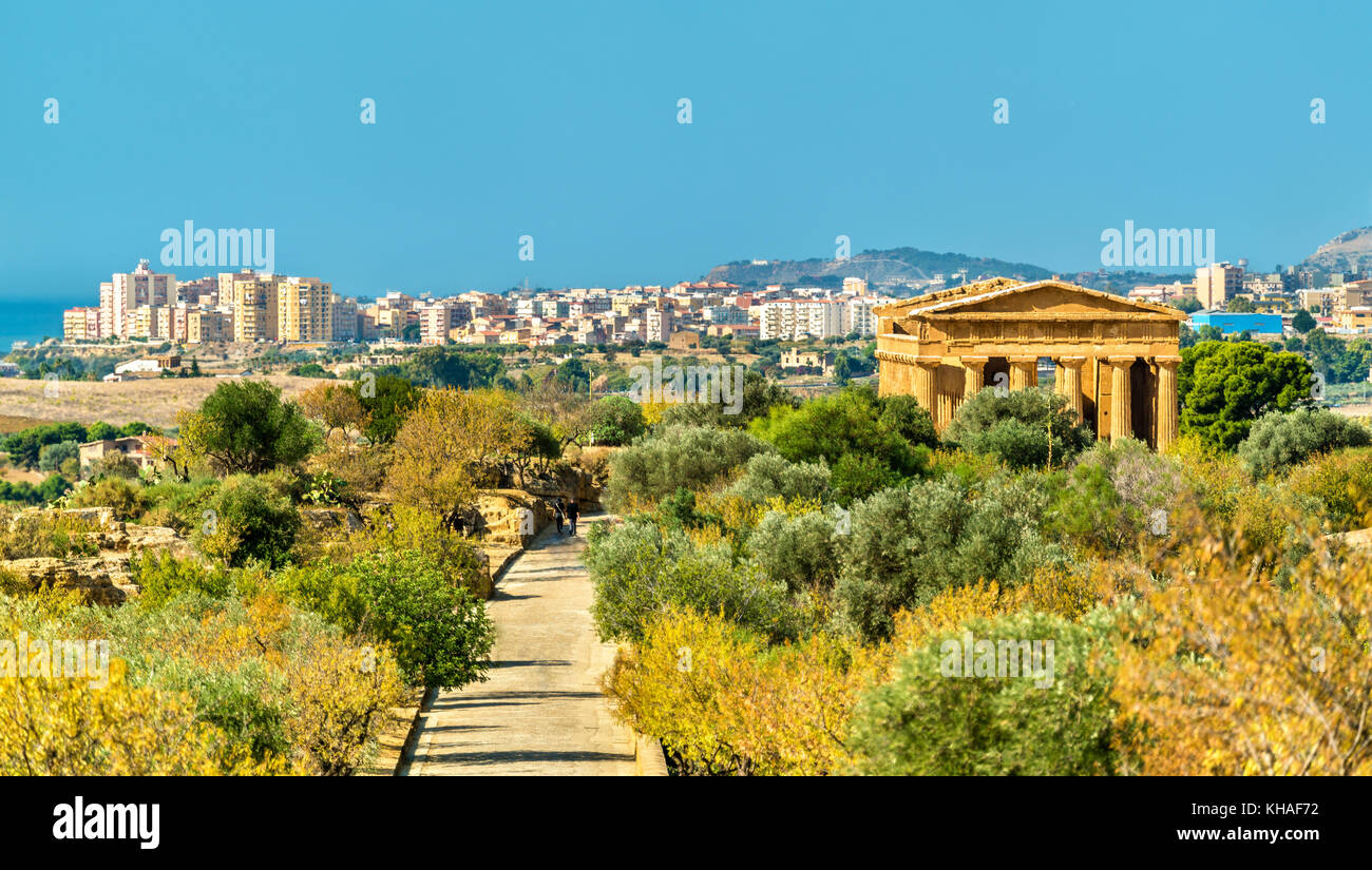 Panorama della Valle dei Templi, un sito patrimonio mondiale dell'unesco in Sicilia, Italia Foto Stock