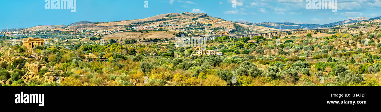 Panorama della Valle dei Templi, un sito patrimonio mondiale dell'unesco in Sicilia, Italia Foto Stock
