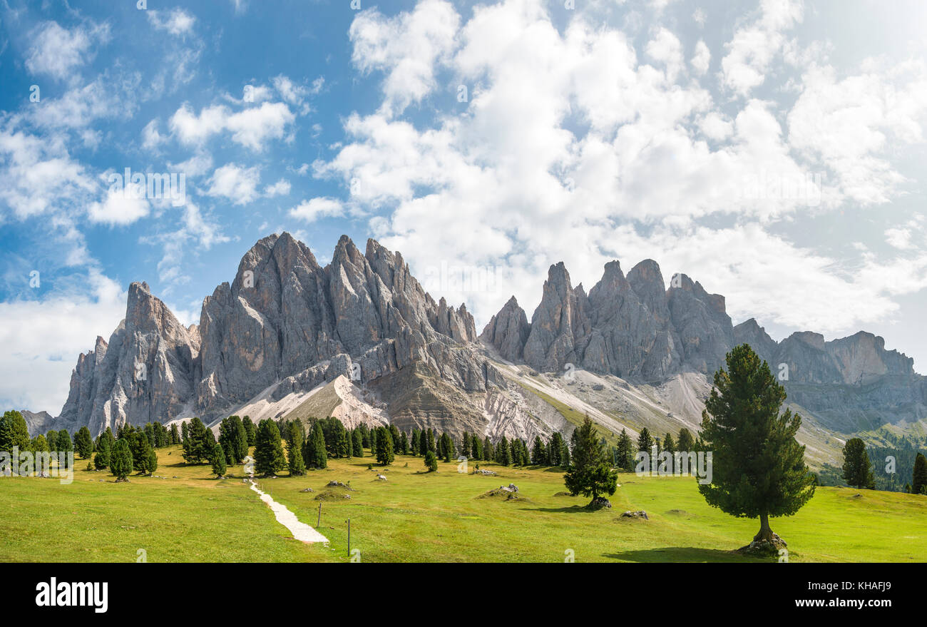 Sentiero escursionistico vicino al Gschnagenhardt Alm, dietro Geislerspitzen, Villnösstal, Sass Rigais, Dolomiti, Alto Adige, Italia Foto Stock