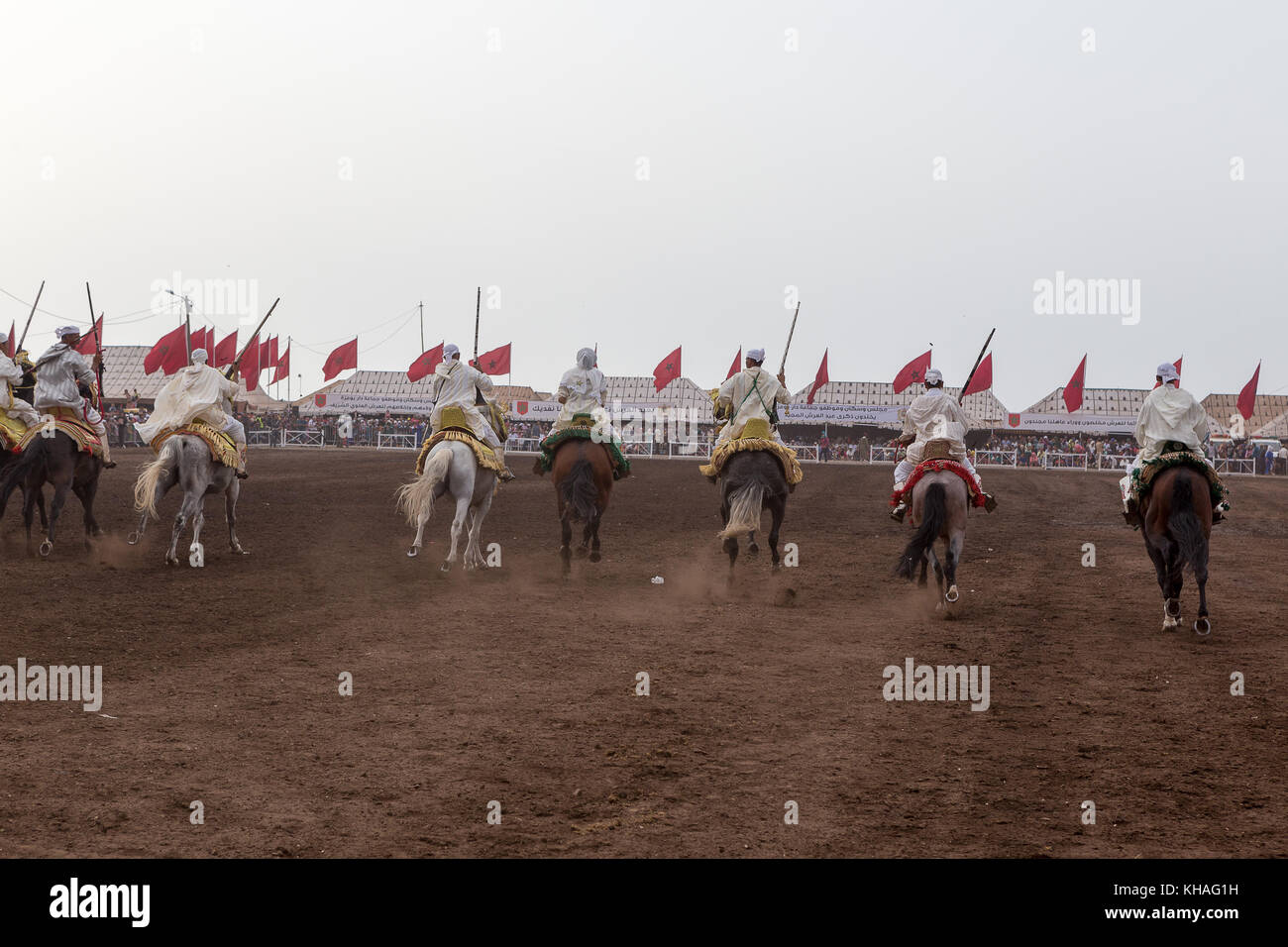 Fantasia è un tradizionale mostra di equitazione nel Maghreb eseguita durante le manifestazioni culturali e per chiudere magrebino festeggiamenti nuziali. Foto Stock