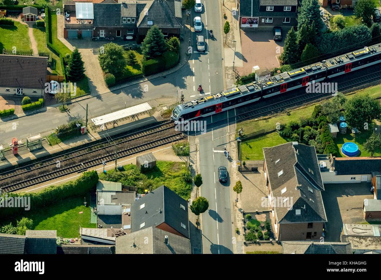 Millingen incrocio ferroviario strada principale con il treno regionale, betuweline, Rees, Basso Reno, Reno, RENANIA DEL NORD-VESTFALIA, Germania Foto Stock
