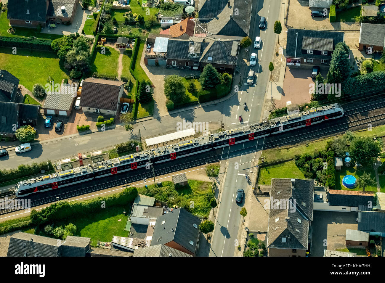 Millingen incrocio ferroviario strada principale con il treno regionale, betuweline, Rees, Basso Reno, Reno, RENANIA DEL NORD-VESTFALIA, Germania Foto Stock