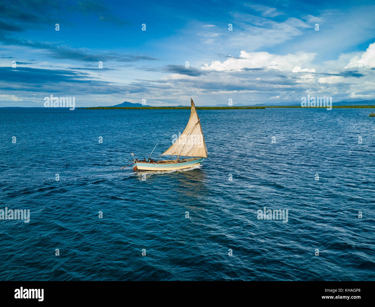 Barca da pesca, barca a vela al largo dell'isola di ankify, nord Madagascar Madagascar Foto Stock