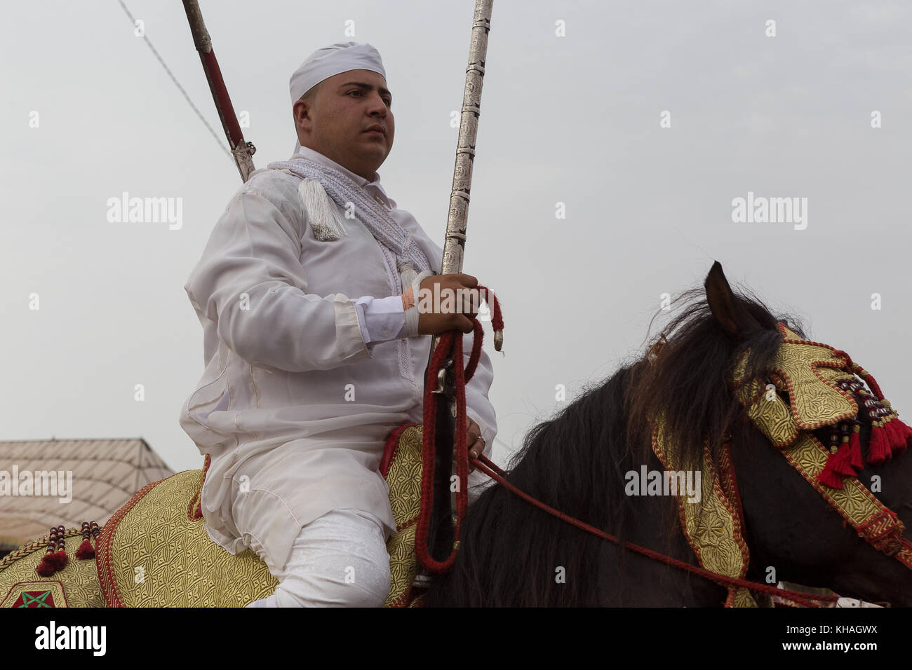 Fantasia è un tradizionale mostra di equitazione nel Maghreb eseguita durante le manifestazioni culturali e per chiudere magrebino festeggiamenti nuziali. Foto Stock