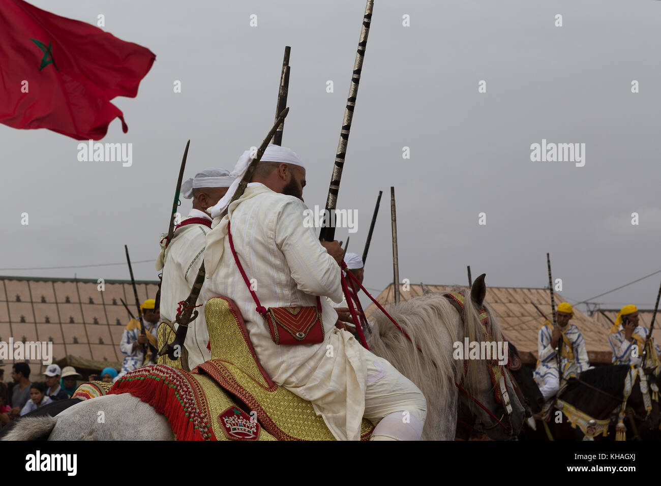 Fantasia è un tradizionale mostra di equitazione nel Maghreb eseguita durante le manifestazioni culturali e per chiudere magrebino festeggiamenti nuziali. Foto Stock