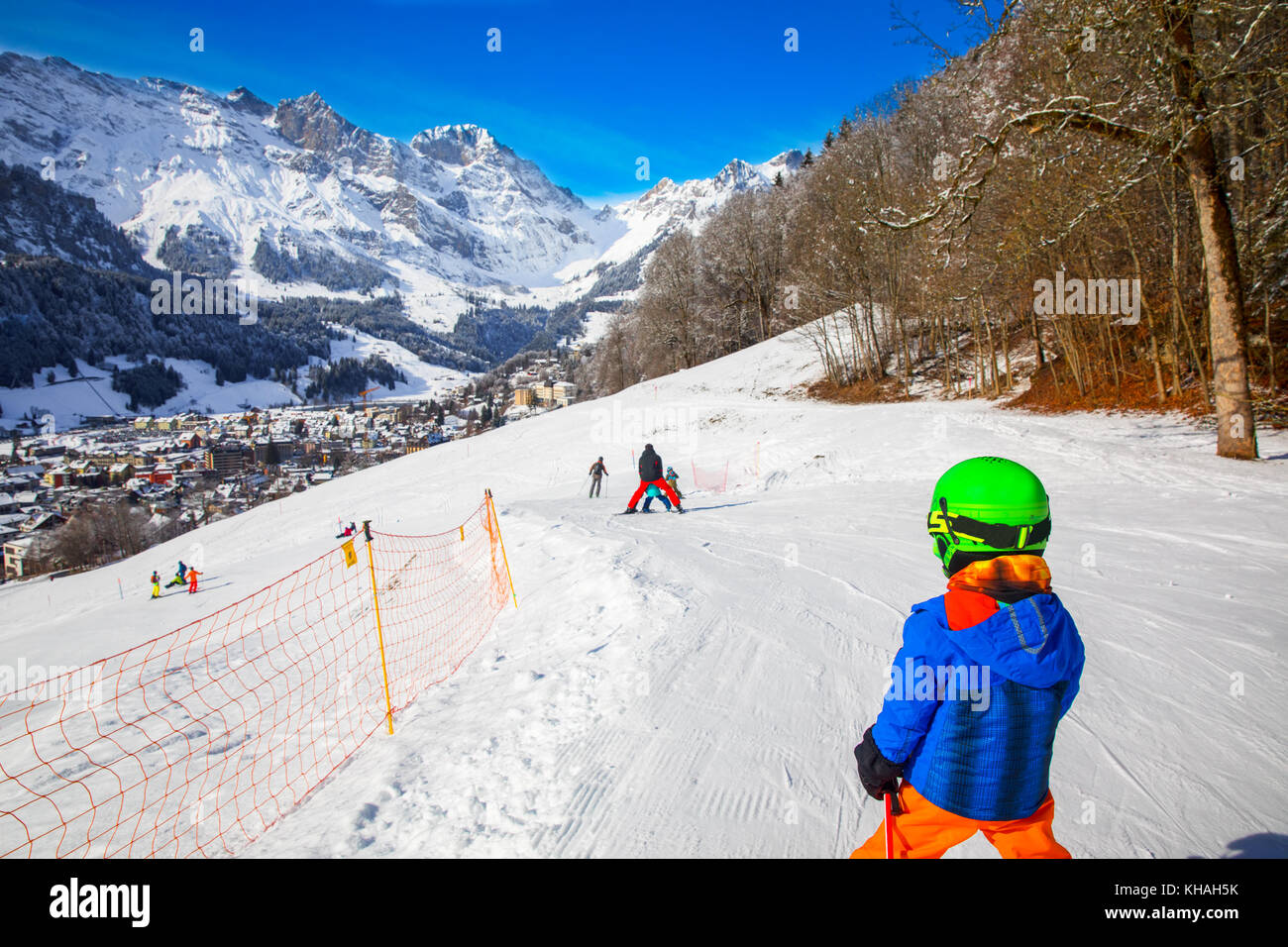 Bambino pronto per sciare famosa località sciistica nelle Alpi. Foto Stock