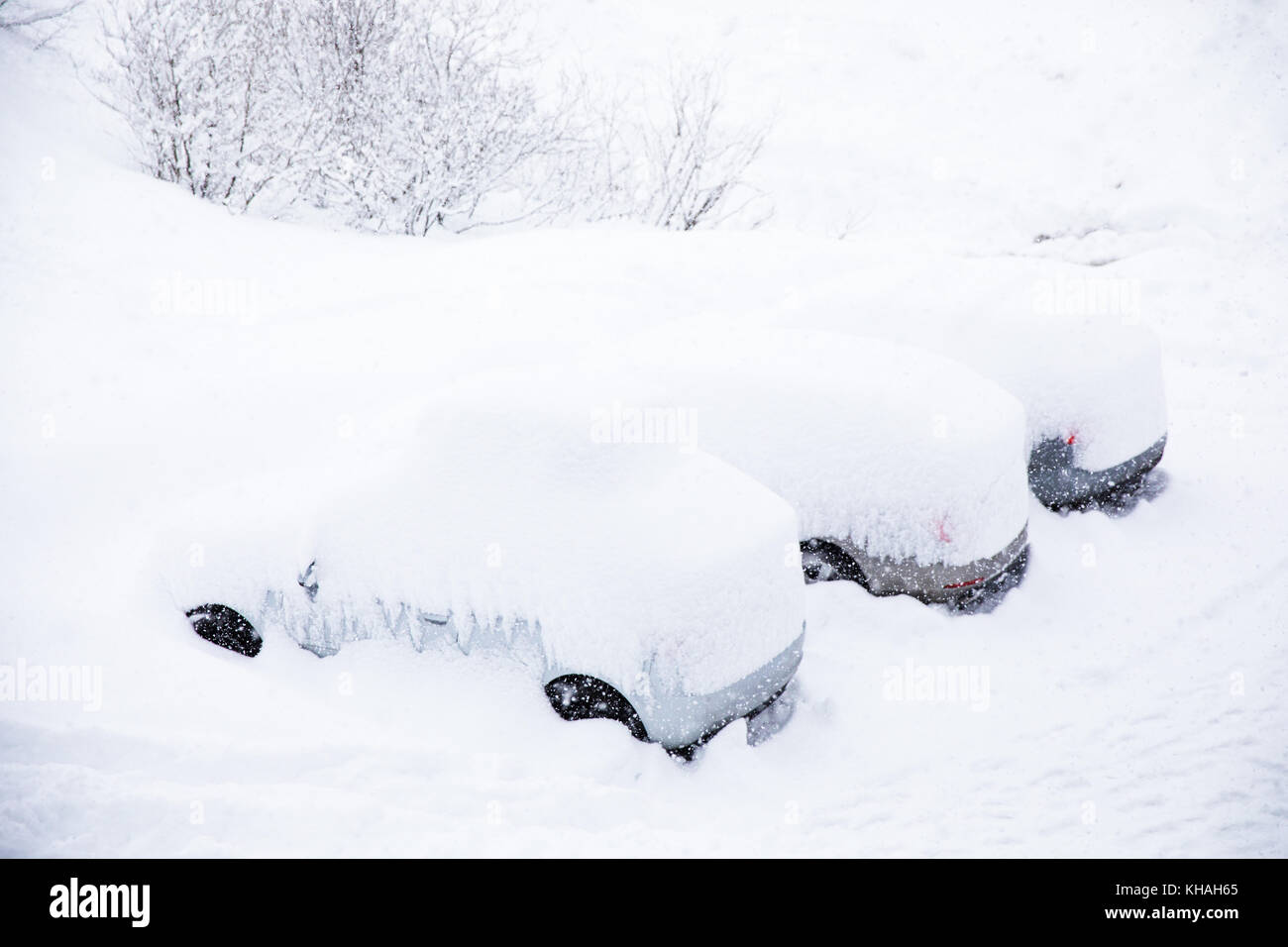 Auto coperto con una neve. Foto Stock